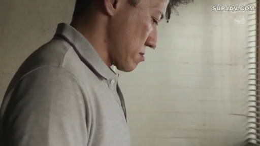 室内 · 严肃 · 低头 · 站立 · 男性 · 侧脸 · Polo衫