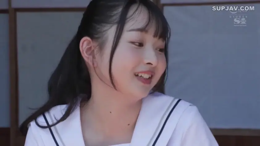 脸部特写 · 水手服 · 日式房间 · 侧向