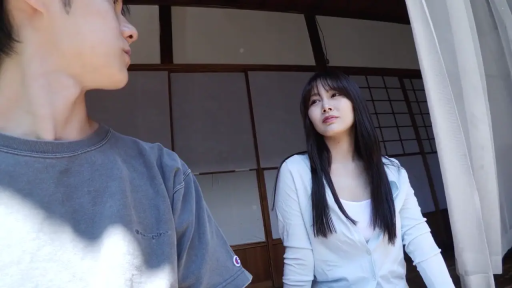 Sitting Posture · Japanese-style room · Eye contact · 长袖上衣