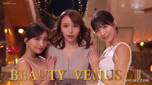 Indoor · staged photo · Half-body · 首饰 · 妩媚 · Mature woman · 搂抱 · 连身裙