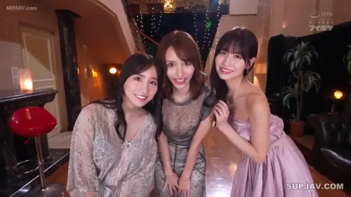 中景 · 微笑 · 多人 · 合影 · 并排站立 · 晚礼服 · 高档会所 · 红凳子