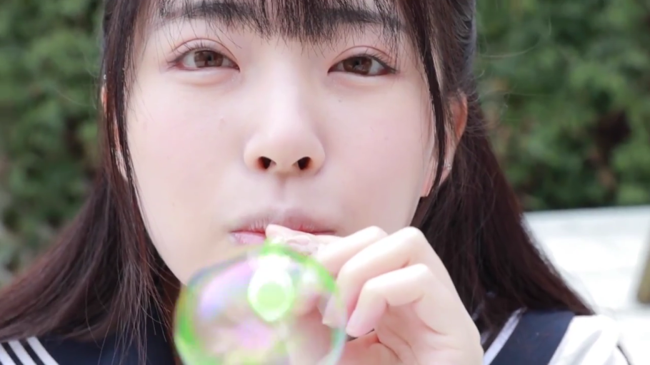 室内 · 坐姿 · 皮质沙发 · 白色背心 · 诱惑 · 上半身特写 · 清纯风 · 含指