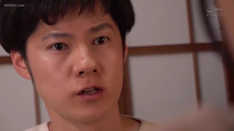 室内 · 真剣 · 面部 · 白い上着 · 注視 · 男性 · 静止