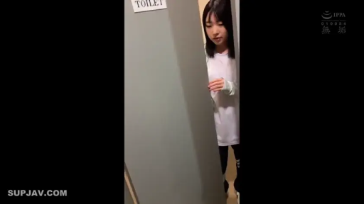 室内 · 张口 · 模糊 · 嘴部特写 · 靠近 · 灰色衬衫