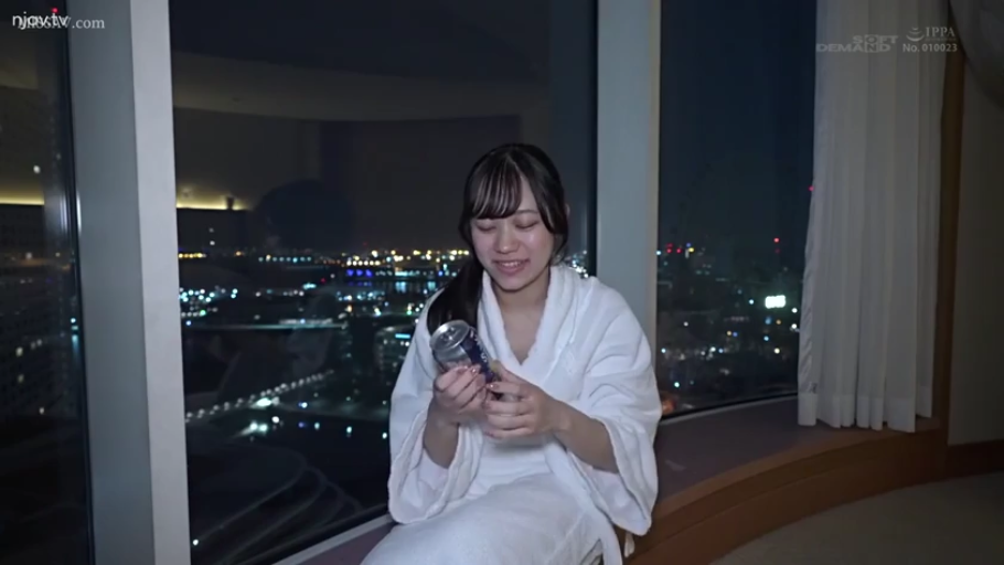 Sitting Posture · Smile · Half-body · 城市夜景 · 酒店 · Can · 浴袍 · 握罐