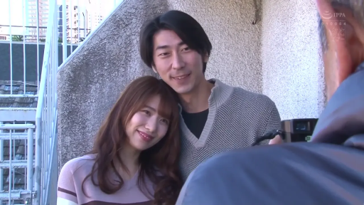 微笑 · 相机 · 情侣 · 半身像 · 被拍摄 · 依偎 · 休闲毛衣 · 户外阳台