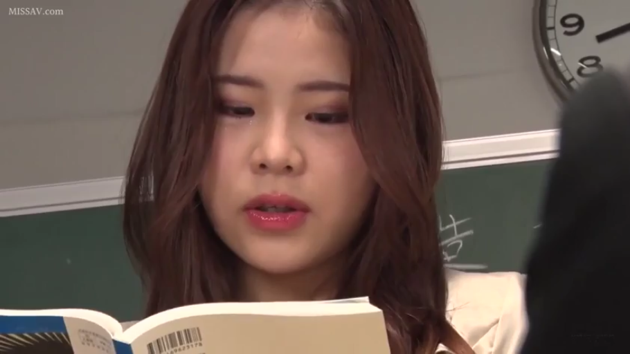 坐姿 · 专注 · 教室 · 面部特写 · 白色上衣 · 时钟 · 阅读