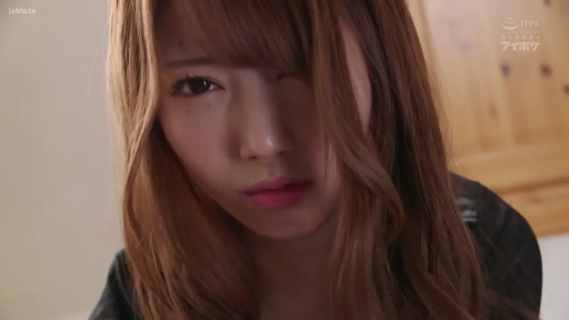 室内 · 严肃 · 低头 · 脸部特写 · 凝视 · 棕色长发 · 黑色外套