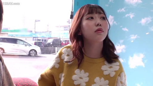 室内 · 坐姿 · 忧郁 · 半身特写 · 凝视 · 棕色中长发 · 黄色花朵毛衣