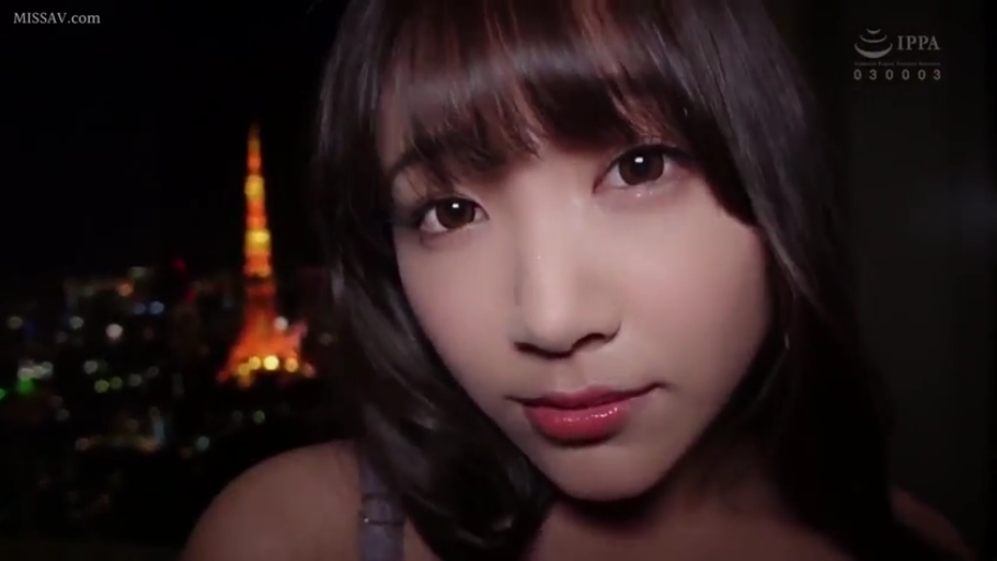 室内 · 俯身 · 脸部 · 注视镜头 · 温柔 · 夜景 · 吊带