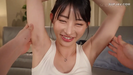 室内 · 白いタンクトップ · 抚摸 · 笑容 · 脇の下 · 抬手