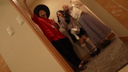 Corridor · 举手自拍 · Group photo · Horizon · 宽边帽 · 毛绒公仔 · 三人 · Blur