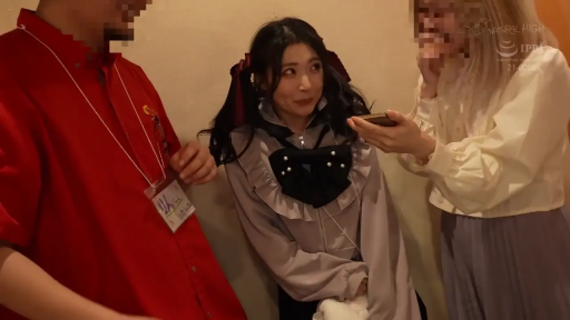 室内 · 站立 · 中景 · グレー パーカー