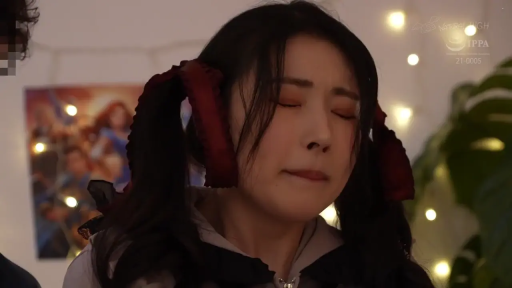 坐姿 · 臉部特寫 · 閉眼 · 休閒裝 · 痛苦 · 雙馬尾 · 室内房间 · 彩灯