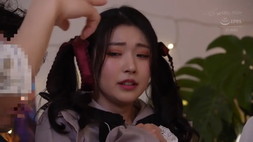 室内 · 座り姿勢 · 顔のクローズアップ · 双马尾 · インタラクティブ · 忧虑 · 灰色连衣裙 · 红色发带