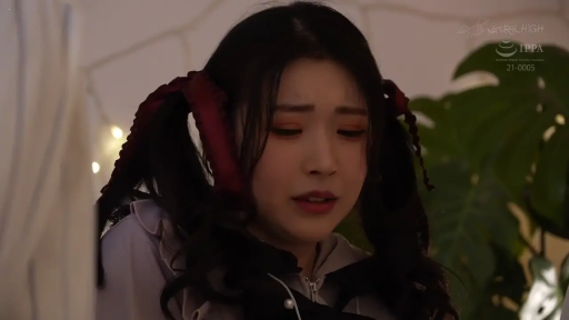 室内 · 委屈 · 脸部特写 · 正面 · 发带 · 亚裔 · 淑女服