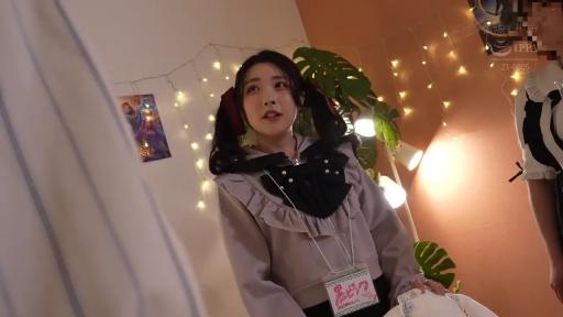 中景 · 站姿 · 半身 · 注視 · 呆萌 · 装饰房间 · 串灯 · 灰色荷叶边卫衣