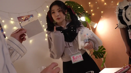 甜美 · 站立 · 毛绒玩具 · 休闲外套 · 派对现场 · 正脸特写 · 展示玩偶 · 制服感