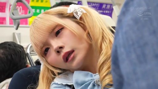 脸部特写 · 电车 · 靠坐 · 洛丽塔装