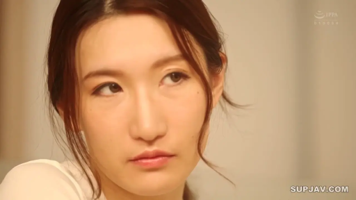 室内 · 坐姿 · 忧郁 · 脸部 · 特写 · 凝视 · 白衣