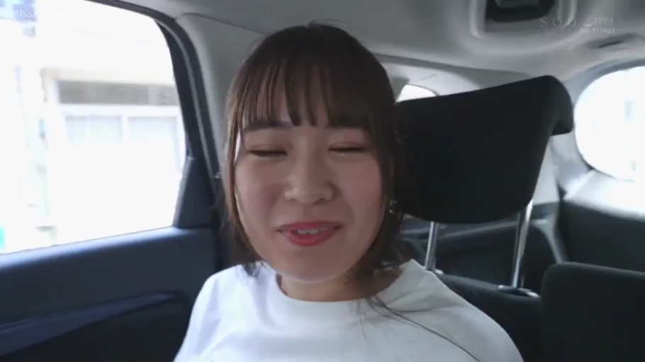 坐姿 · 交谈 · 微笑 · 面部特写 · 长发 · 白色T恤 · 汽车座椅 · 汽车内