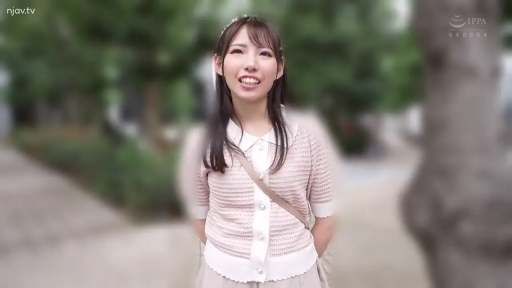 站立 · 微笑 · 面对镜头 · 半身 · 户外 · 針織上衣