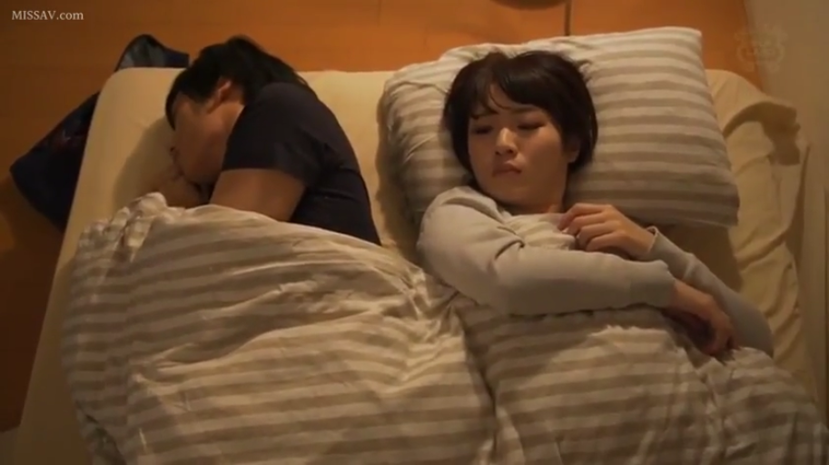 忧郁 · 卧室 · 枕头 · 居家服 · 侧卧 · 同床