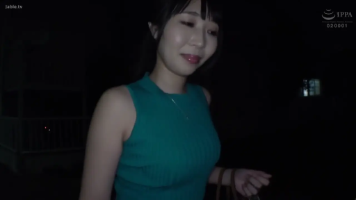 站立 · 半身特写 · 无袖针织衫 · 户外夜晚