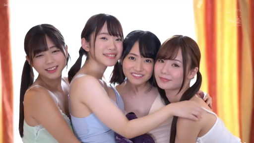 脸部 · 拥抱 · 窗帘 · 开心 · 影棚 · 吊带 · 合影 · 四人