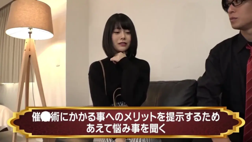 坐姿 · 沙发 · 客厅 · 半身特写 · 访谈行为 · 带字幕 · 平静表情 · 黑色高领毛衣