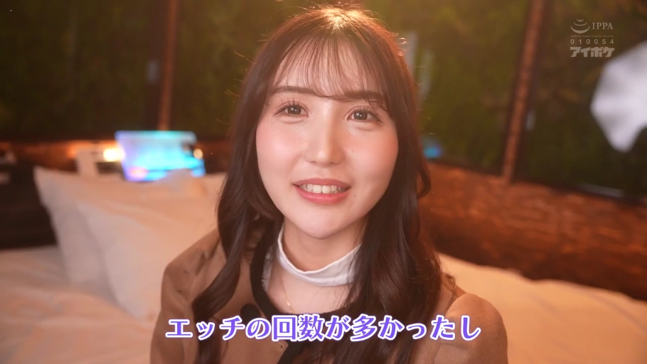 坐姿 · 脸部特写 · 卧室 · 微笑 · 枕头 · 交流 · 日语字幕 · 棕色外套