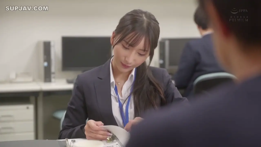 坐姿 · 专注 · 办公室 · 职业装 · 办公