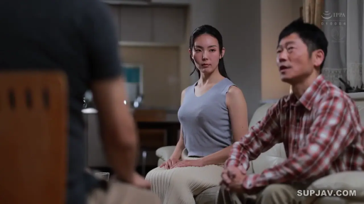 交谈 · 严肃 · 中景 · 沙发 · 客厅 · 剧情 · 正坐 · 无袖上衣