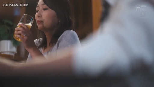 坐姿 · 平静 · 酒吧 · 饮酒 · 灰色针织衫 · 啤酒杯 · 背景虚化 · 酒杯特写