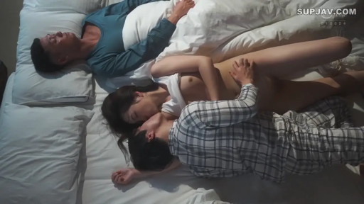 Indoor · Whole body · Ecstasy · Supine · Kiss · 多人 · 半裸 · 被褥