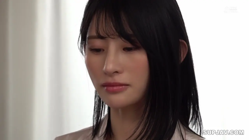 室内 · 脸部 · 低头 · 白色上衣 · 注视 · 忧愁