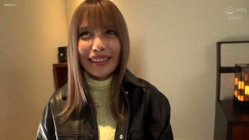 室内 · 微笑 · 黑色皮衣 · 注视镜头 · 长发 · 头部特写 · 正面