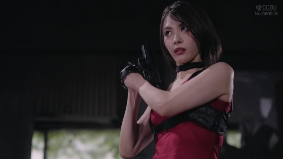 Indoor · Serious · Role-playing · 上半身特写 · 红色背心 · Armed with a gun · handgun · 持枪姿势