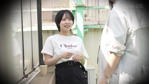 中景 · 黑色长裙 · 开怀大笑 · 纸杯 · 站立姿势 · 户外天台 · 搭讪交谈 · 阳光充足