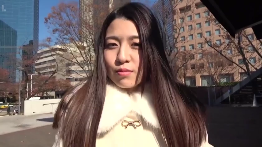 严肃 · 单人 · 脸部 · 站立 · 注视 · 户外 · 大衣