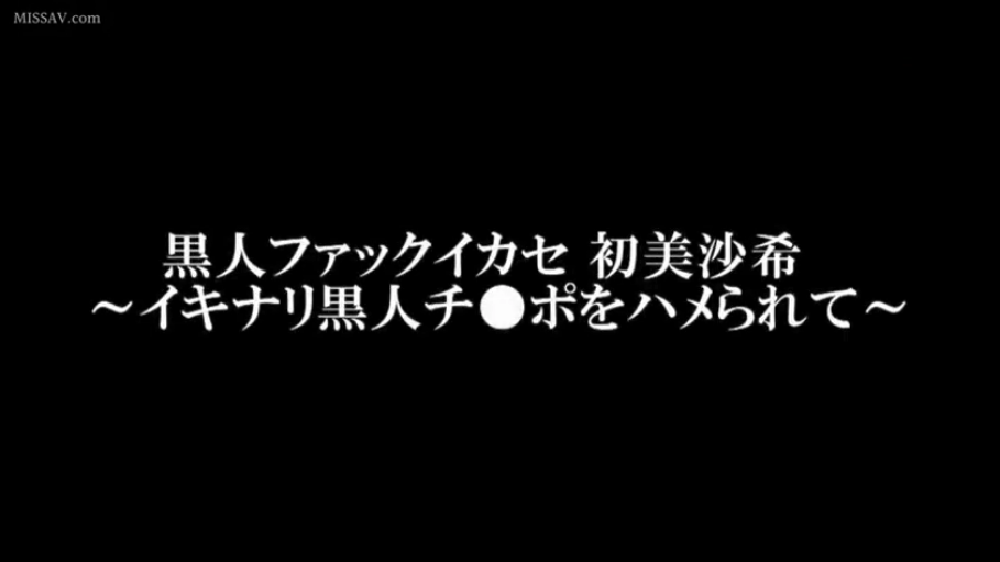 站立 · 微笑 · 行走 · 挎包 · 近景特写 · 户外街道 · 街拍 · 黑色下装