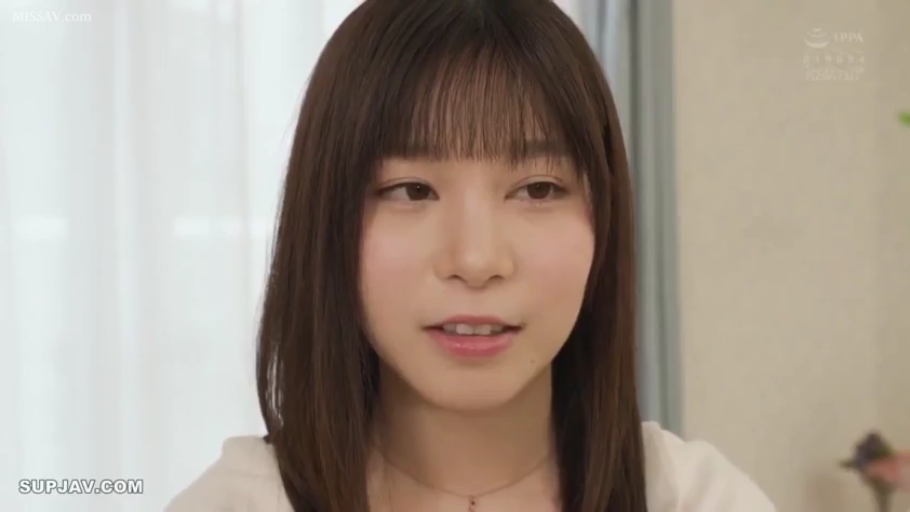 室内 · 顔部のクローズアップ · 自然 · 白い上着 · 注視 · 正面