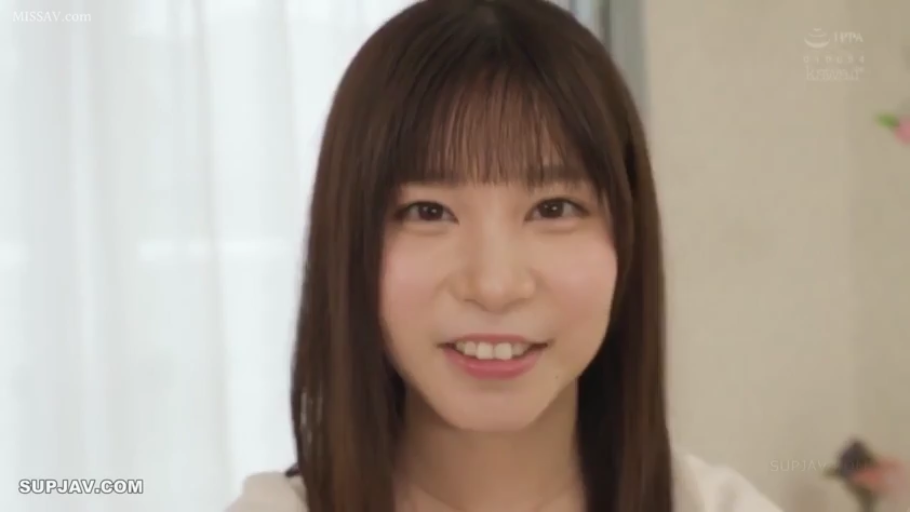 室内 · 脸部 · 甜美 · 微笑 · 白色上衣 · 正面 · 写真