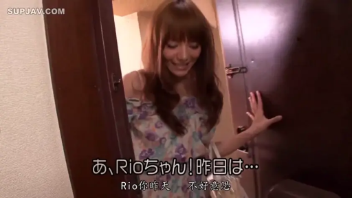 站立 · 中景 · 微笑 · 中文字幕 · 小花柄ワンピース · 玄关 · 进门 · 拎包