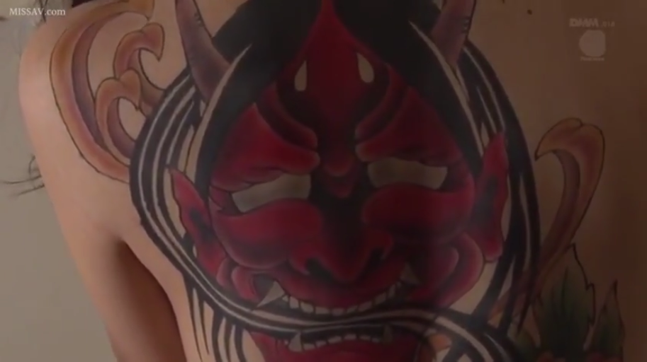 室内 · 全裸 · 背部特写