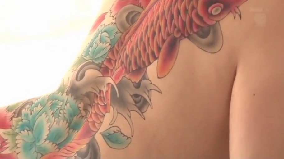 室内 · 俯卧 · 裸体 · 展示纹身 · 纹身 · 背部特写 · 锦鲤