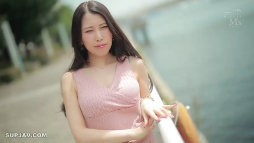 半身 · 户外 · 倚靠 · 粉色连衣裙