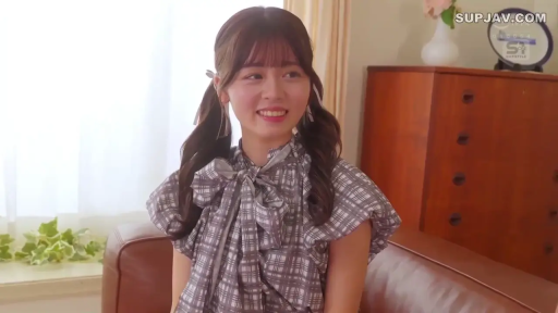 坐姿 · 微笑 · 客厅 · 面部特写 · 生活照 · 拍摄 · 格子蝴蝶结衬衫