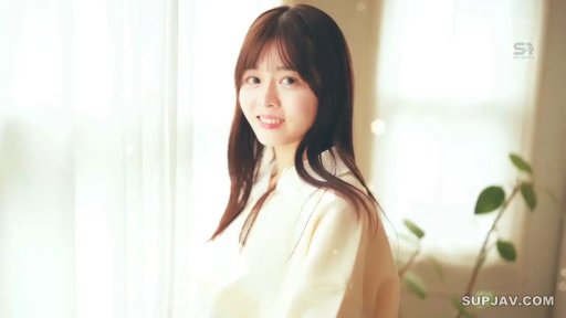 甜美 · 盆栽 · 微笑 · 半身 · 白色上衣 · 窗边 · 柔光 · 侧立