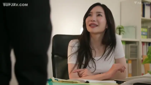 办公椅 · 中景 · 仰视 · 白色T恤 · 职场环境 · 办公区 · 坐于桌前 · 讨好微笑